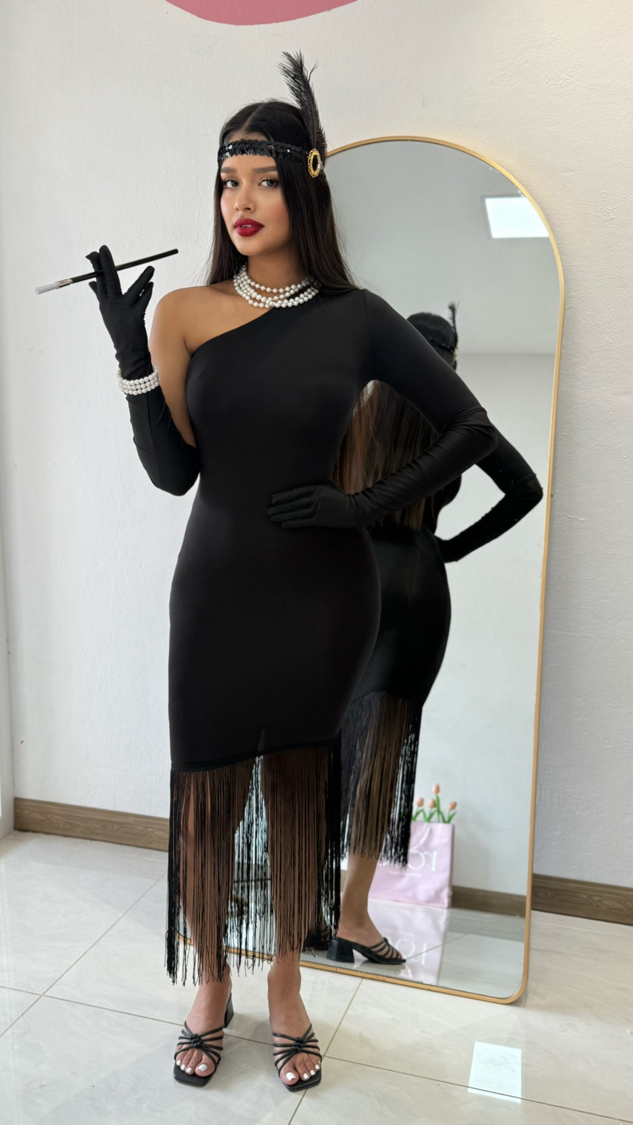 Vestido midi de una manga con flecos al final